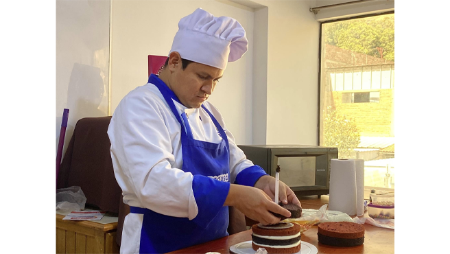 En esta ocasión, se llevó a cabo una exitosa clase sobre la preparación de una torta alta, dictada por un reconocido chef de la empresa Coberturas Negusa
Vecinos del distrito participaron con entusiasmo, viendo en la repostería una oportunidad para generar ingresos. Esta iniciativa se enmarca dentro del trabajo que se desarrolla en el Centro Municipal de Desarrollo Empresarial.
Cabe destacar que próximamente se ofrecerán más clases de repostería, totalmente gratuitas, para seguir apoyando el crecimiento económico de los emprendedores locales.