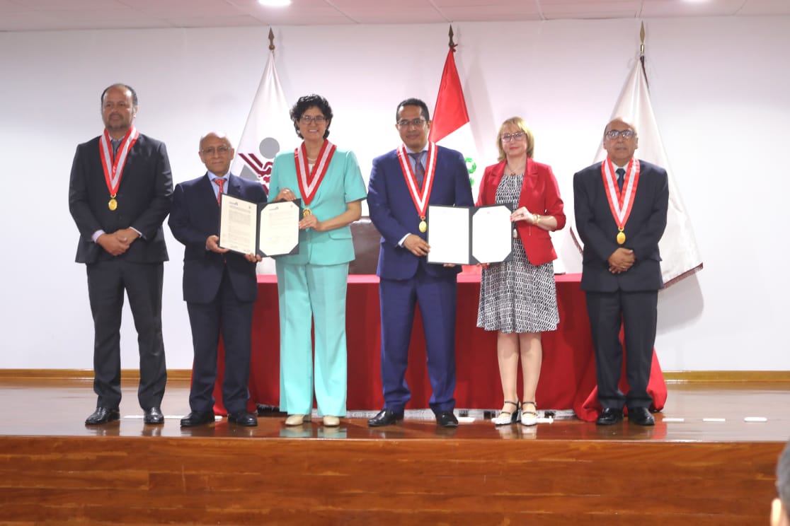 Foto grupal de jefes de Reniec, JNE y funcionarios.