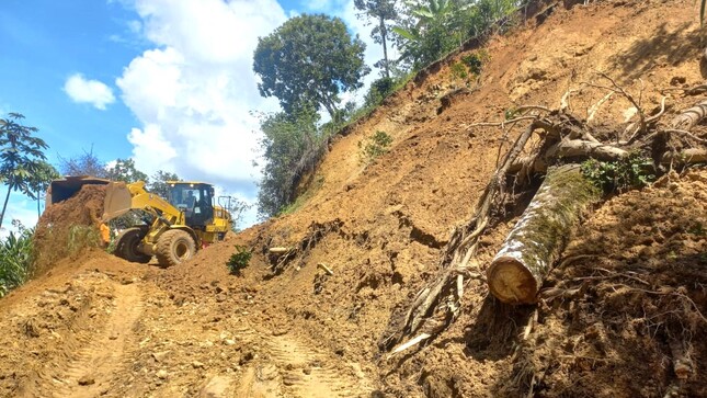 La municipalidad provincial de San Ignacio a través de la subgerencia de Obras Públicas continúa trabajando en la limpieza del camino vecinal desde el tramo que une a los caseríos 'Puerto San Ignacio' - 'Sol Andino' afectado por deslizamiento de lodo, piedras y palos, que mantiene el tránsito restringido para las personas y los vehículos, que cubren dicha ruta. 
