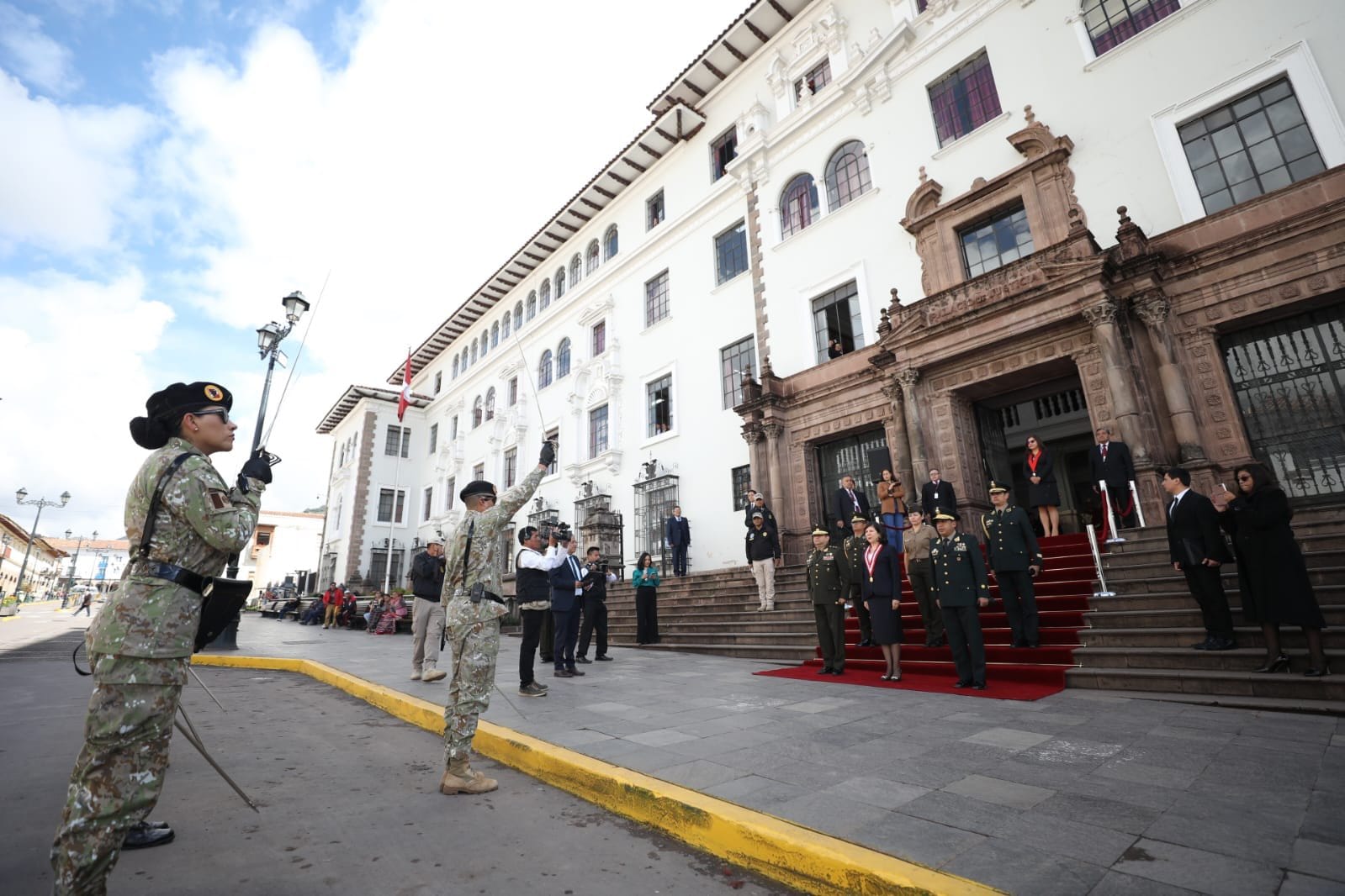 Presidenta del Poder Judicial recibió honores militares en el frontis de Palacio de Justicia de Cusco
