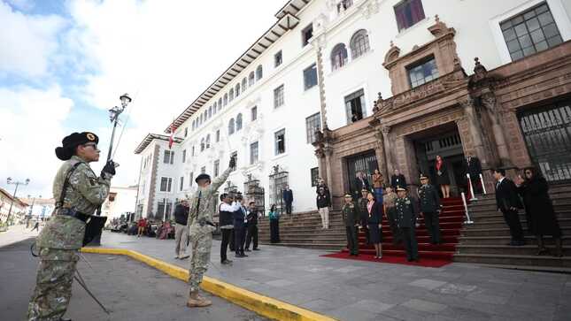 Presidenta del Poder Judicial recibió honores militares en el frontis de Palacio de Justicia de Cusco