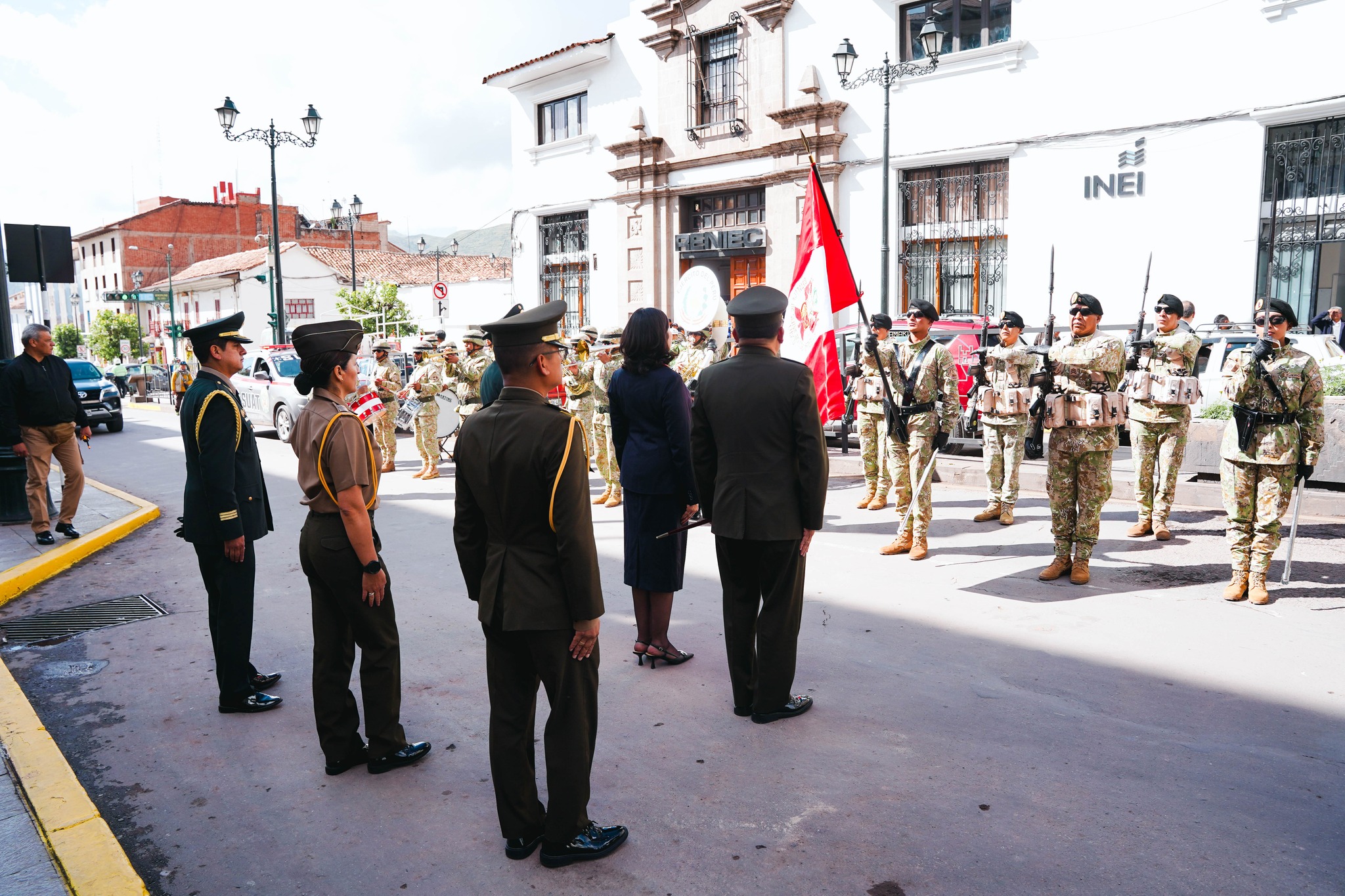Presidenta del Poder Judicial recibió honores militares en el frontis de Palacio de Justicia de Cusco