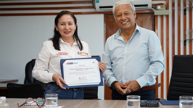 Viceministro Romero entrega constancia de aprobación e implementación del Programa Educca.