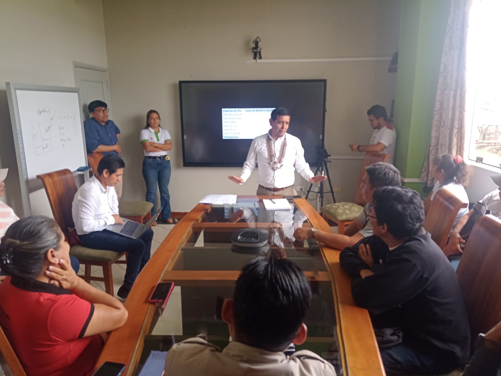 Director de la DRE en reunión con maestros.