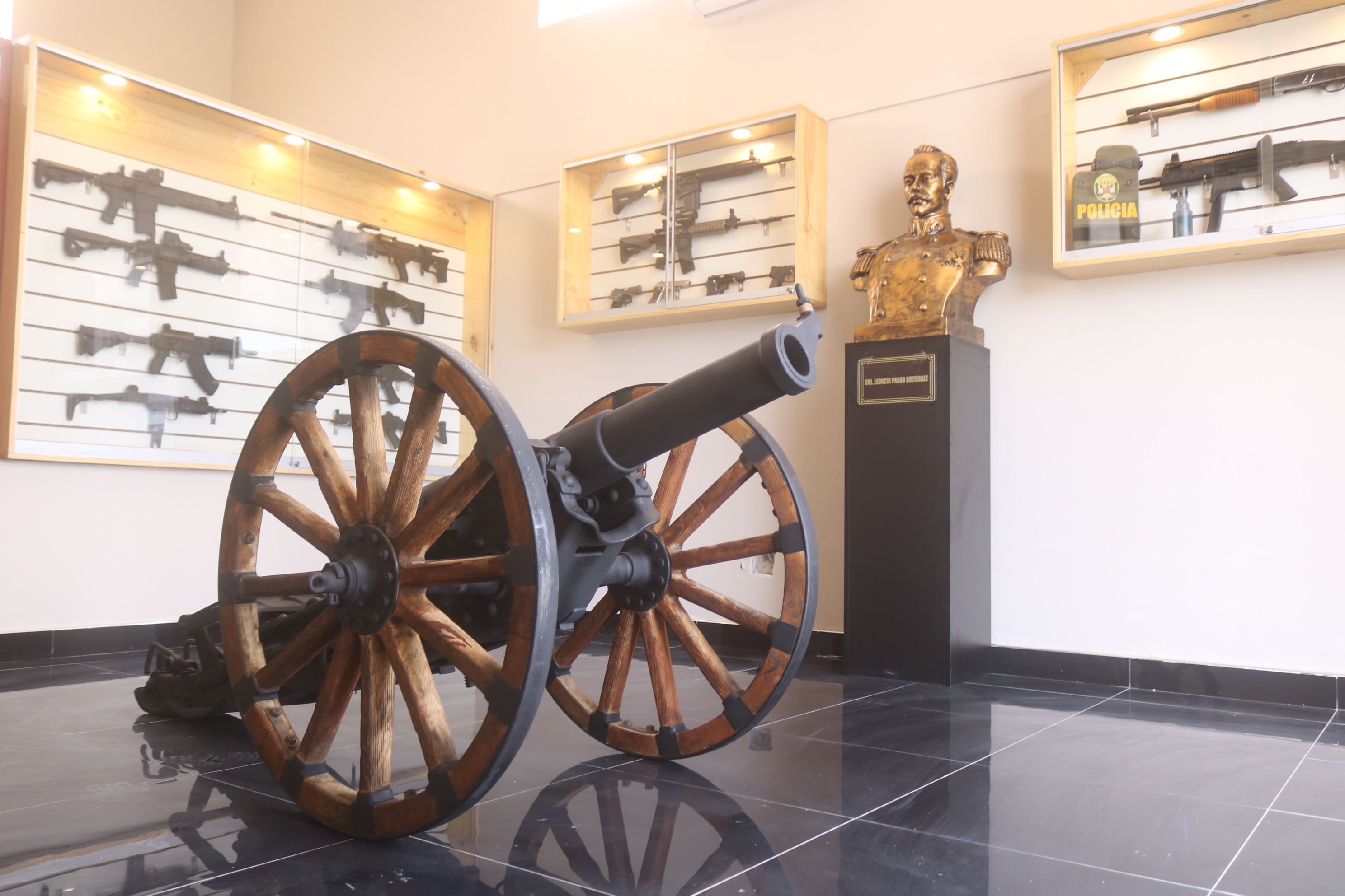 Interior del museo, cañón Krupp del Ejército peruano de 1901