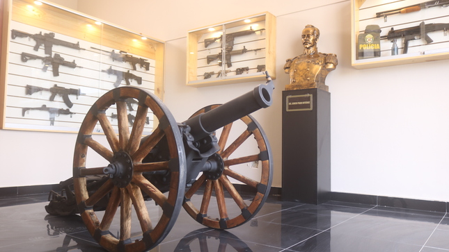 Interior del museo, cañón Krupp del Ejército peruano de 1901