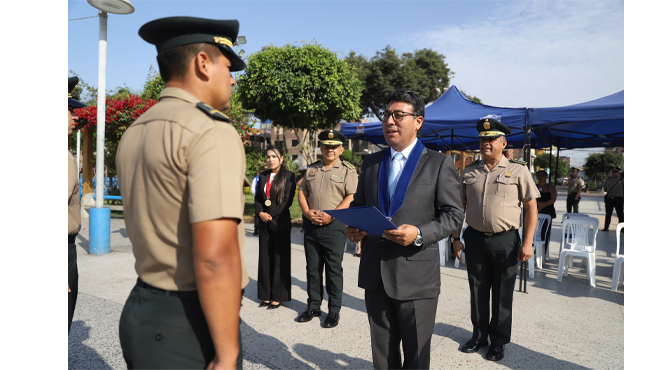 Un momento de unión y orgullo para todos los agustinianos.
Además, el burgomaestre tuvo el honor de reconocer a dos valerosos efectivos policiales, el PNP Derlyn Elías Rojas Mendoza y el PNP Máximo Yeferson Rojas Medina, por su destacada labor en el cumplimiento de sus funciones. Su valentía y dedicación a la seguridad y bienestar de nuestra comunidad son un ejemplo de compromiso. 