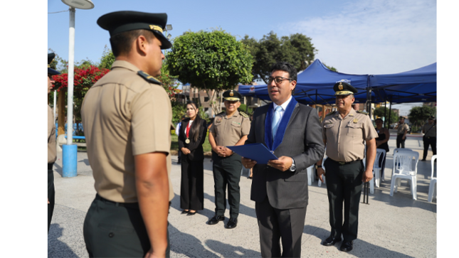 Un momento de unión y orgullo para todos los agustinianos.
Además, el burgomaestre tuvo el honor de reconocer a dos valerosos efectivos policiales, el PNP Derlyn Elías Rojas Mendoza y el PNP Máximo Yeferson Rojas Medina, por su destacada labor en el cumplimiento de sus funciones. Su valentía y dedicación a la seguridad y bienestar de nuestra comunidad son un ejemplo de compromiso. 
