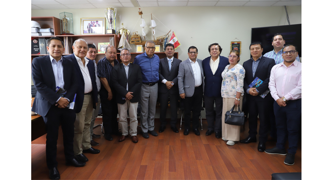 En esta reunión, el presidente Solis reafirmó el compromiso de Caja Huancayo con la comunidad, apoyando en la recuperación de este importante espacio público que beneficiará la práctica deportiva y cultural de nuestros niños, jóvenes y adultos, fomentando su desarrollo y alejándolos de vicios y malos hábitos.
Cabe mencionar que la delegación de Caja Huancayo afirmó que este espacio deportivo estará listo a partir del mes de mayo para que la comunidad agustiniana pueda disfrutarlo.
Nuestro alcalde agradeció profundamente el apoyo del presidente, directivos y funcionarios de Caja Huancayo, por este valioso esfuerzo y labor conjunta.