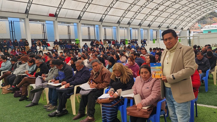 Servidores entregando los guinones interpretativos de wiraoqochapampa.