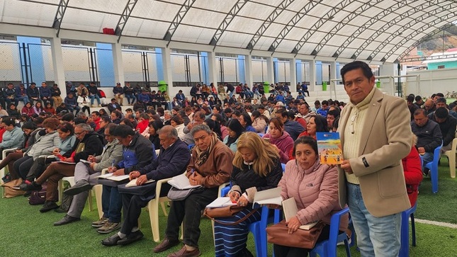 Servidores entregando los guinones interpretativos de wiraoqochapampa.