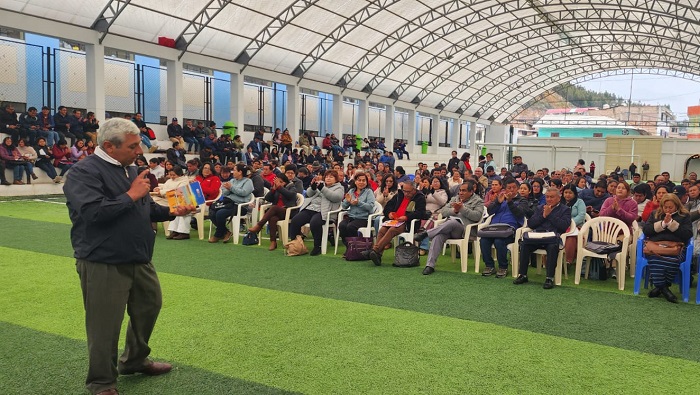 Servidores entregando los guinones interpretativos de wiraoqochapampa.
