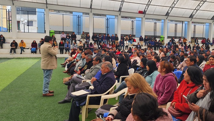 Servidores entregando los guinones interpretativos de wiraoqochapampa.