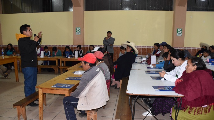 Servidores de la unidad ejecutora realizando charlas de sensibilización