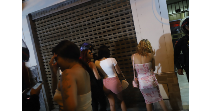 Durante la intervención, se logró identificar y desalojar a personas que ejercían la prostitución en la vía pública, actividad que afecta la seguridad y tranquilidad de los vecinos. 
Asimismo, se inspeccionaron bares clandestinos y otros locales que operaban sin licencia, donde se expendían bebidas alcohólicas sin ningún tipo de control, generando desorden y convirtiéndose en puntos de riesgo para la comisión de delitos. Como resultado, se procedió con la clausura definitiva de estos establecimientos.
Este operativo forma parte de un plan de acción más amplio orientado a combatir la explotación sexual, reducir el riesgo de delitos asociados a esta problemática y recuperar los espacios públicos para el bienestar de la comunidad.