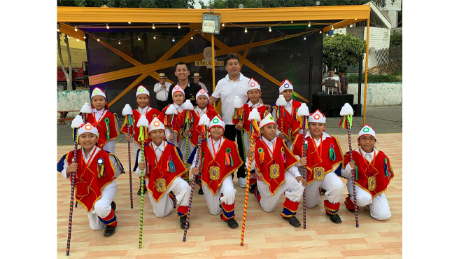 En esta ocasión especial, el público disfrutó de una magnífica presentación de bailes típicos que reflejan la diversidad y riqueza cultural de nuestro país.
Entre las expresiones artísticas destacadas estuvieron la alegoría, festejos, caporales, comparsa, carnaval de Lamas y otras danzas del Perú.
Nuestro alcalde Richard Soria se hizo presente en esta gran festividad para compartir la alegría de la comunidad y reconocer el valioso trabajo de la asociación en la promoción del arte y la identidad cultural. Además, expresó su profunda admiración por el talento, el esfuerzo y la dedicación de los bailarines, quienes, con cada movimiento y expresión, transmiten la esencia de nuestras tradiciones.