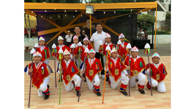 En esta ocasión especial, el público disfrutó de una magnífica presentación de bailes típicos que reflejan la diversidad y riqueza cultural de nuestro país. 
Entre las expresiones artísticas destacadas estuvieron la alegoría, festejos, caporales, comparsa, carnaval de Lamas y otras danzas del Perú.  
Nuestro alcalde Richard Soria se hizo presente en esta gran festividad para compartir la alegría de la comunidad y reconocer el valioso trabajo de la asociación en la promoción del arte y la identidad cultural. Además, expresó su profunda admiración por el talento, el esfuerzo y la dedicación de los bailarines, quienes, con cada movimiento y expresión, transmiten la esencia de nuestras tradiciones.