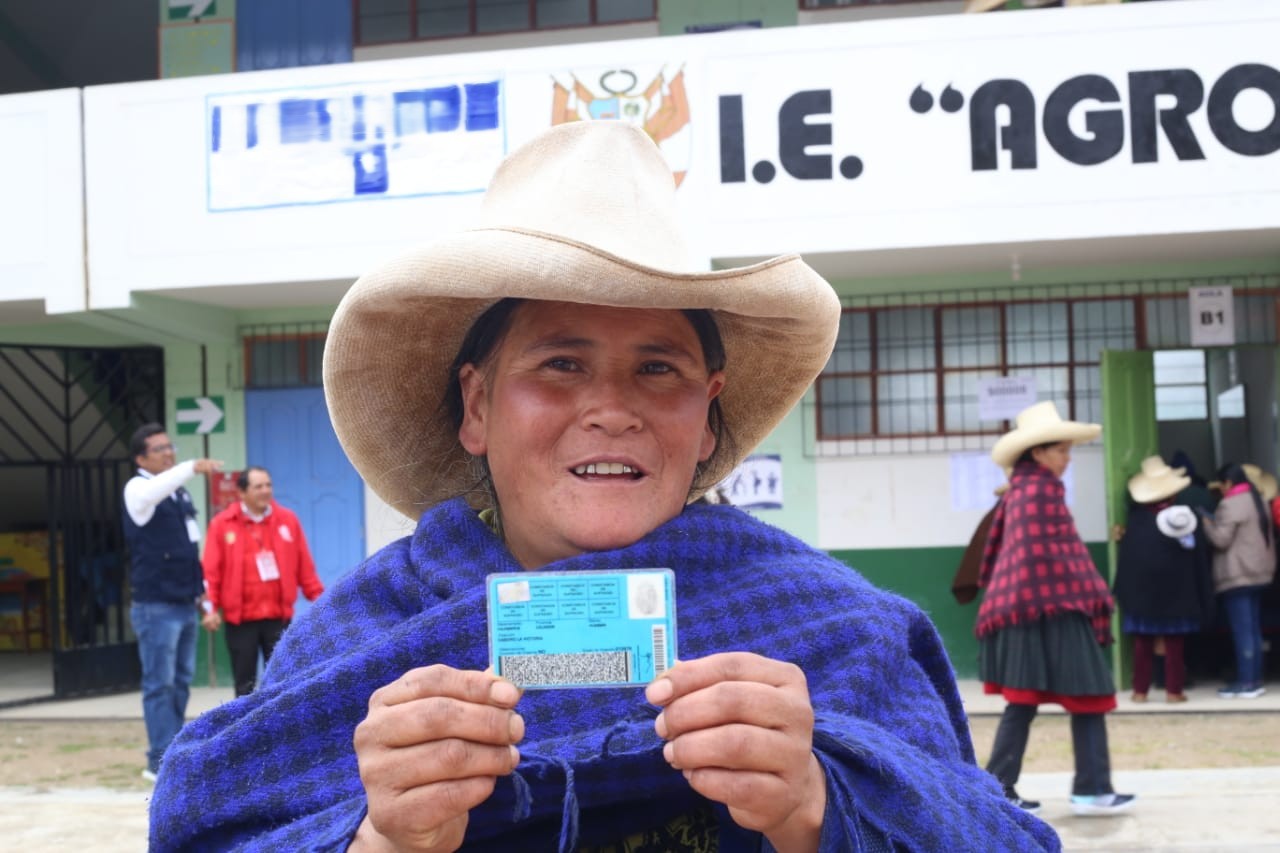Ciudadana cajamarquina mostrando DNI.