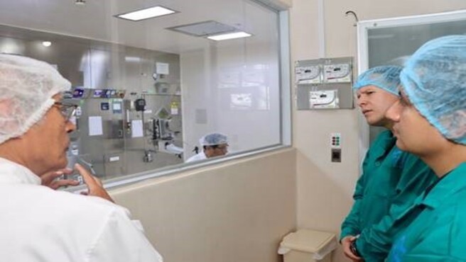 Visitantes en la Planta de Producción de Radioisótopos y Radiofármacos