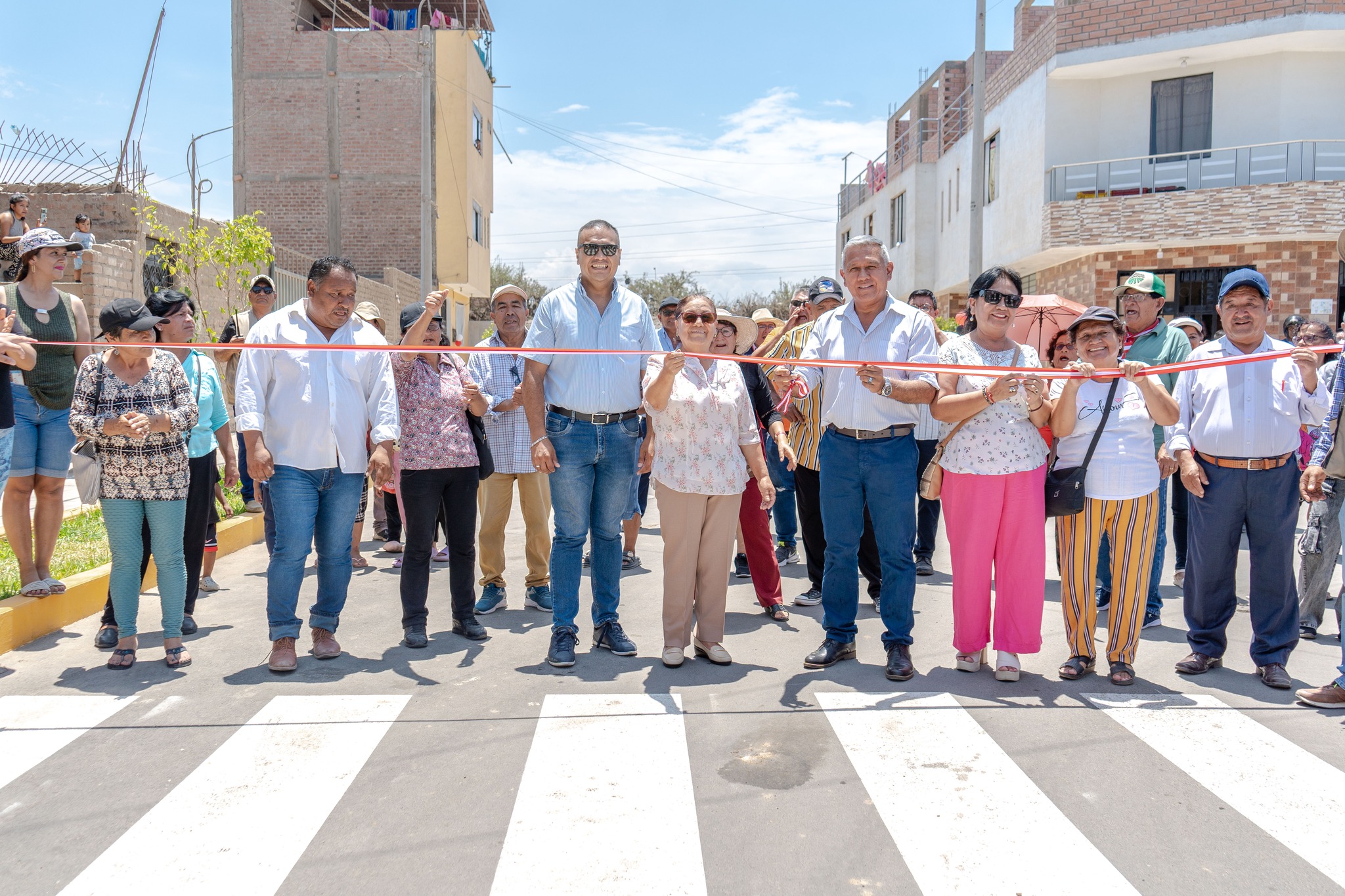 Alcalde Fernando Cรกrdenas inaugura pistas, veredas y รกreas verdes en Ismael Colรกn Tineo I