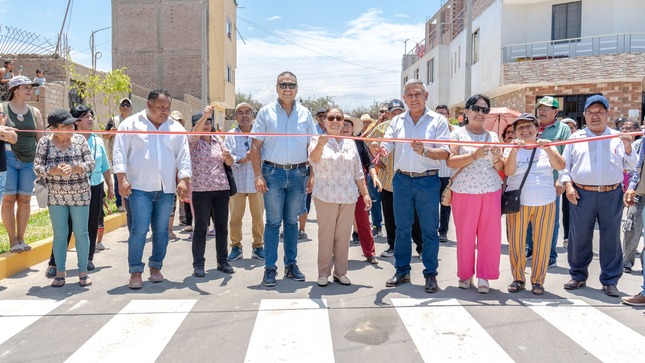 Alcalde Fernando Cárdenas inaugura pistas, veredas y áreas verdes en Ismael Colán Tineo I