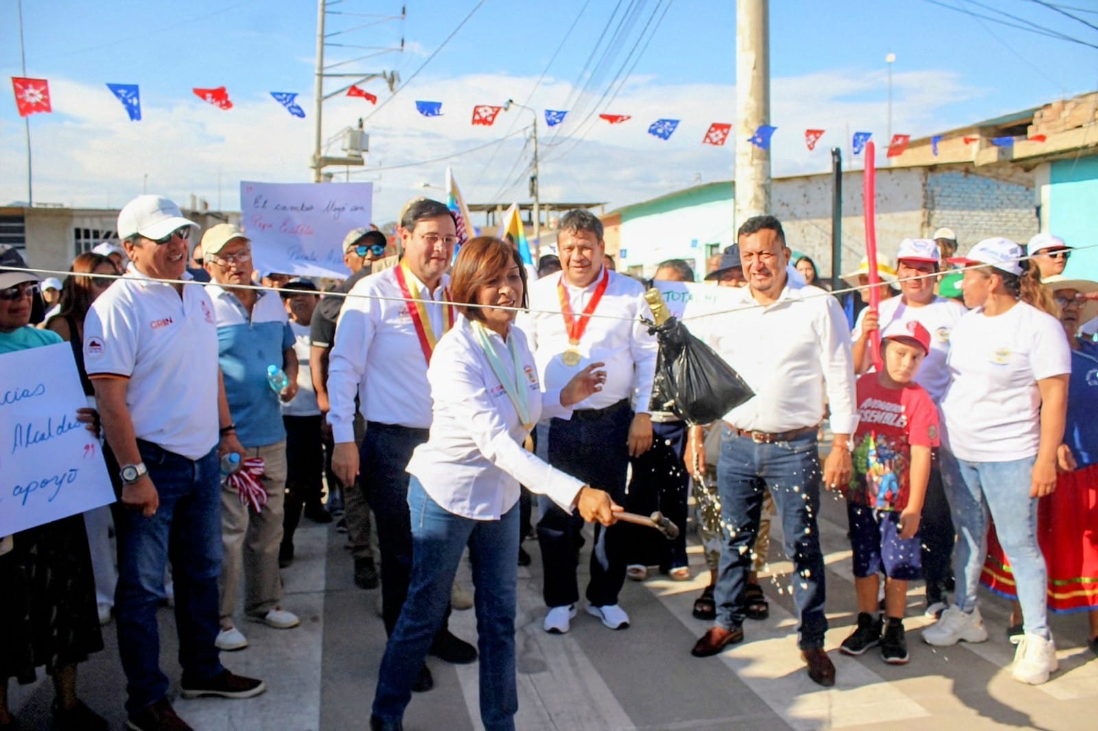 alcaldesa en el acto de inauguración de obra de pavimentación en Pucalá