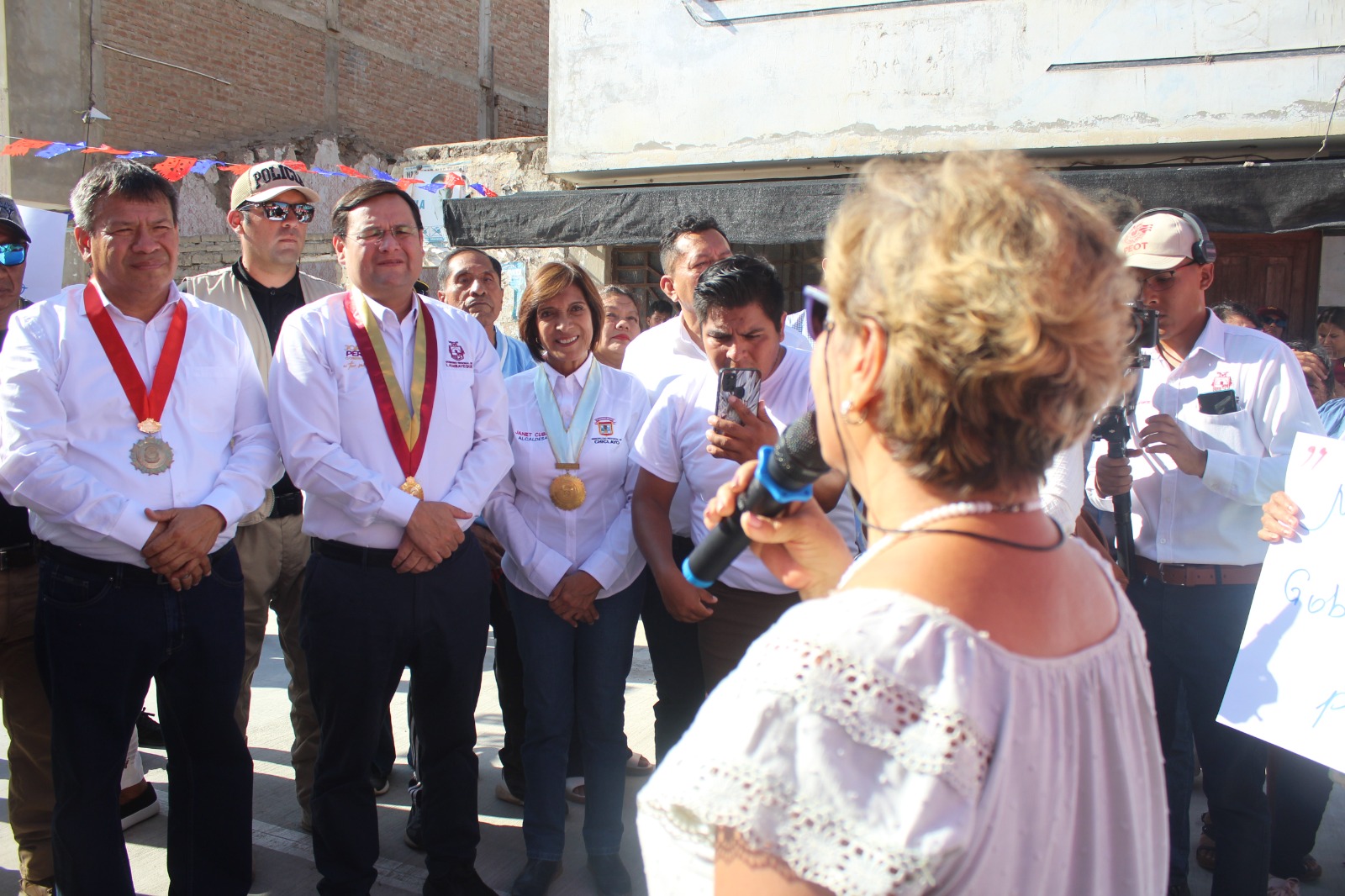 pobladora agradece a autoridades por la obra de pavimentación en Pucalá