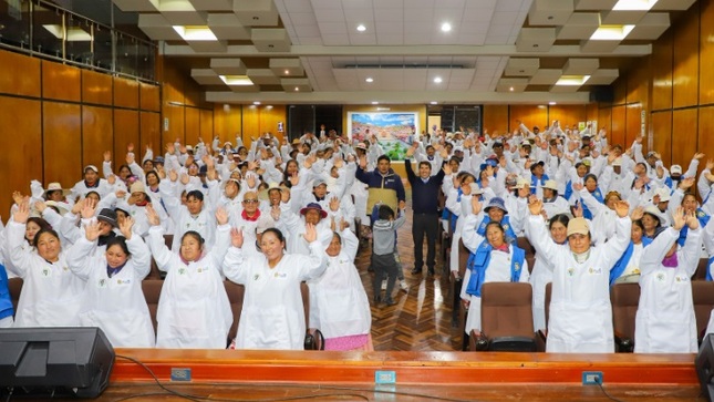 Municipalidad de Puno impulsa orden y seguridad con entrega de mandiles a comerciantes