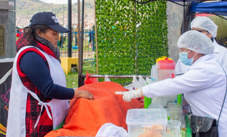 Fiscalizan condiciones sanitarias durante el primer día del concurso y pasacalle de danzas autóctonas 2025