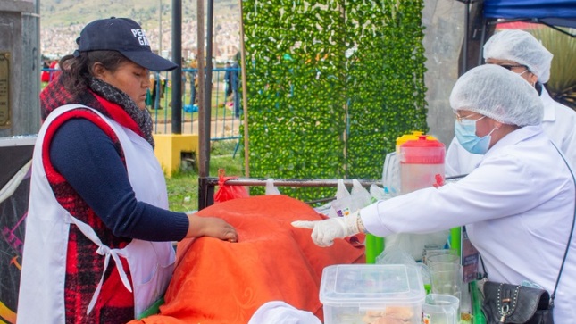 Fiscalizan condiciones sanitarias durante el primer día del concurso y pasacalle de danzas autóctonas 2025
