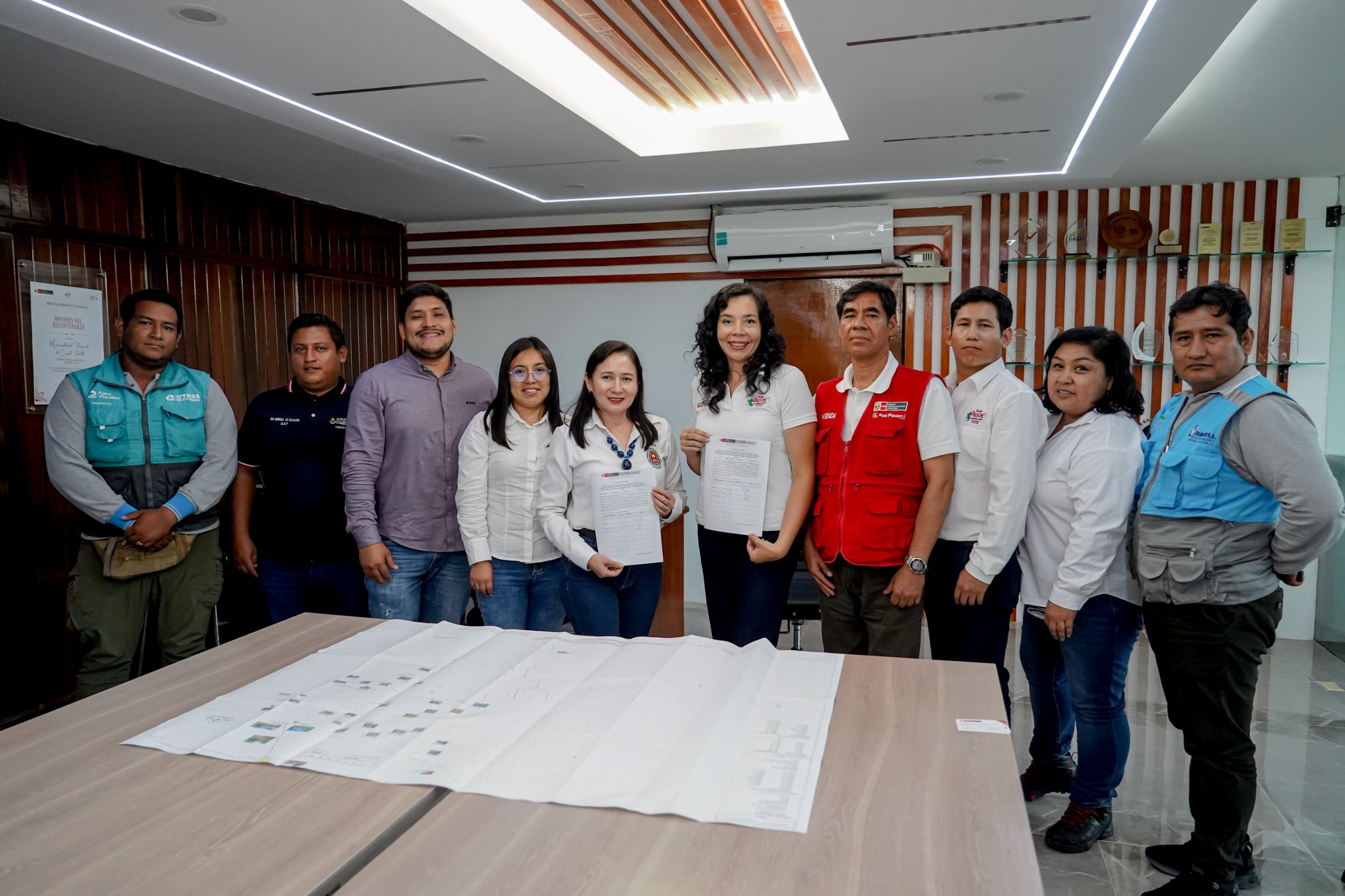 Alcaldesa Janet Castagne junto con directora del PNSU, Rossina Manche, su equipo técnico, representantes de Emapacop S.A. y del equipo consultor