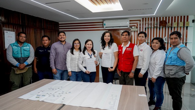 Alcaldesa Janet Castagne junto con directora del PNSU, Rossina Manche, su equipo técnico, representantes de Emapacop S.A. y del equipo consultor