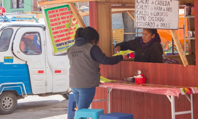 Municipalidad realiza orientación en el mercado Laykakota