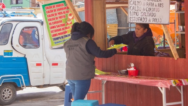 Municipalidad realiza orientación en el mercado Laykakota