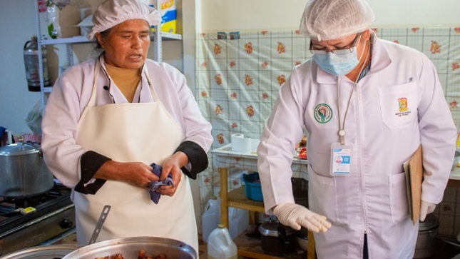 Operativo conjunto en restaurantes de puno detecta bebidas vencidas y utensilios en mal estado