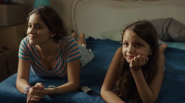 Escena de la película "Reinas" que muestras dos niñas viendo televisión.