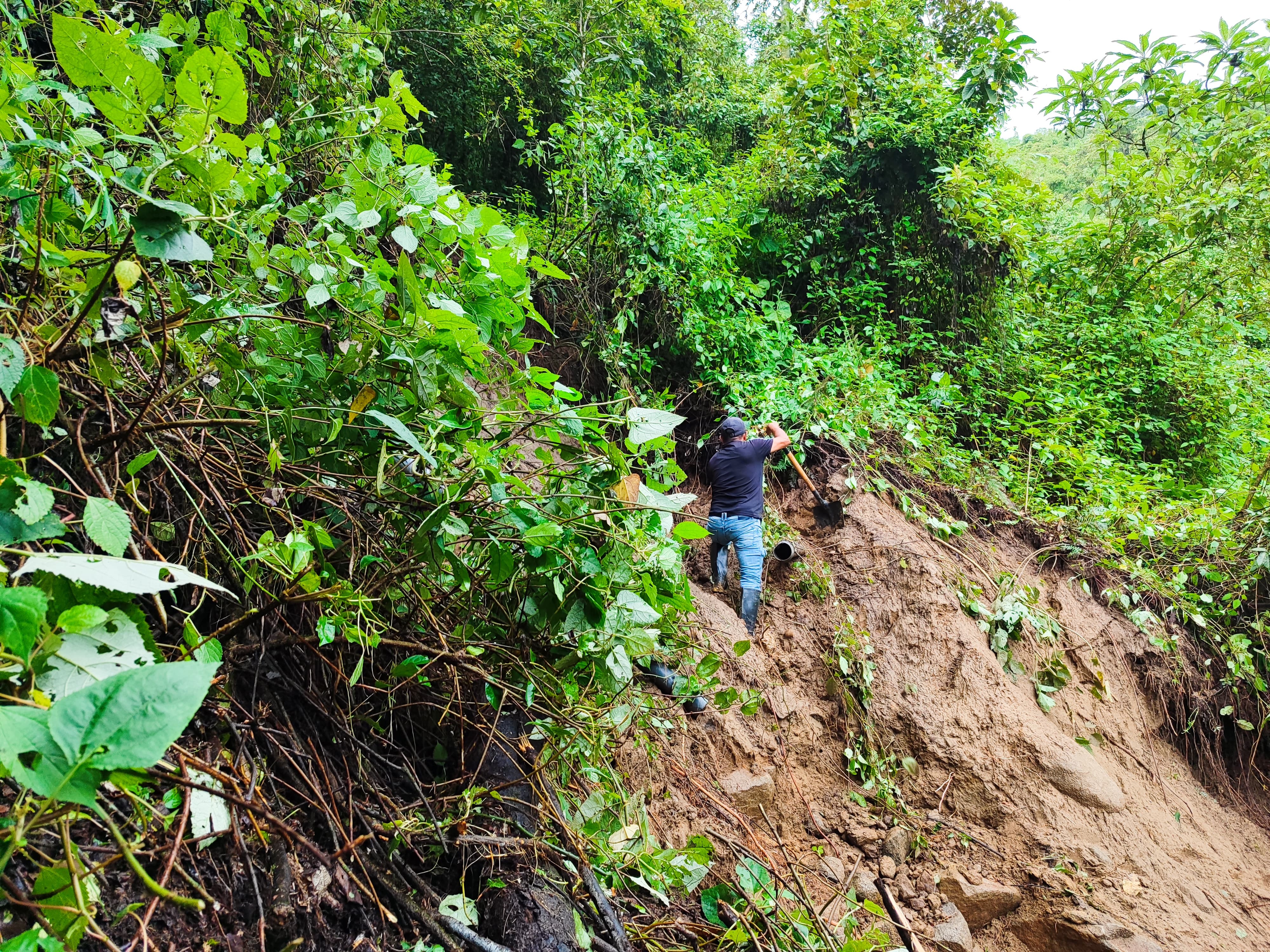 Trabajos de mantenimiento en la línea de conducción y la captación de agua