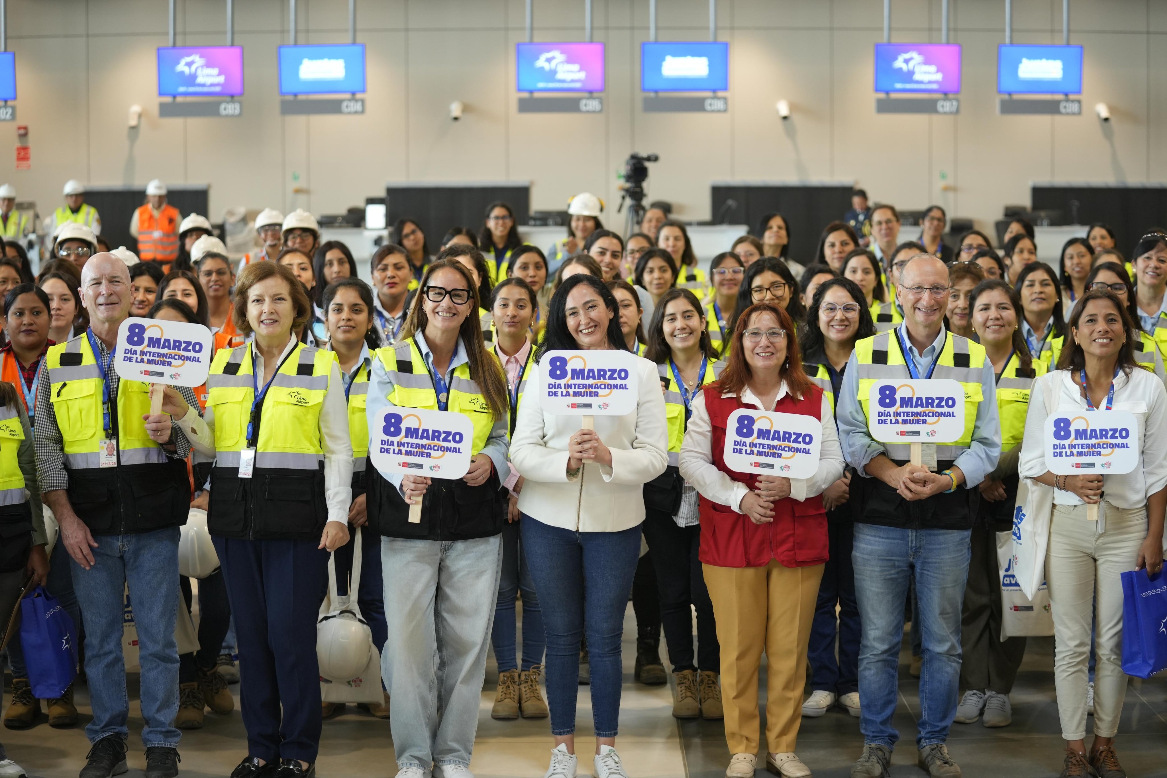 “Mujeres que vuelan alto”: Trabajadoras del nuevo aeropuerto Jorge Chávez son reconocidas por el MIMP