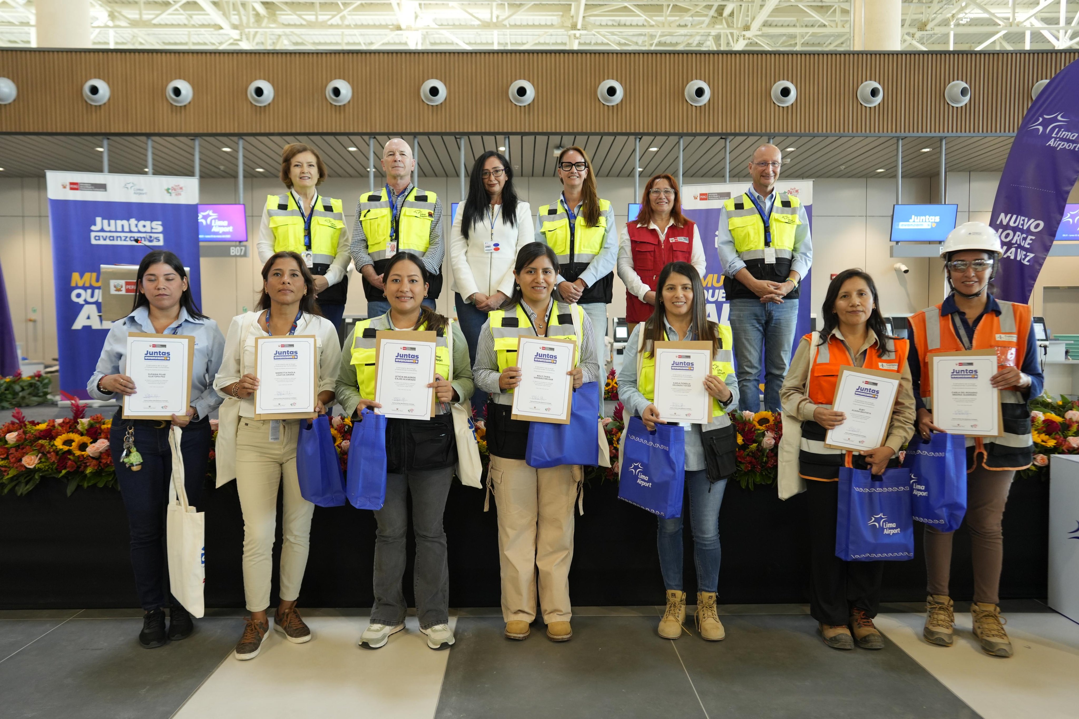 “Mujeres que vuelan alto”: Trabajadoras del nuevo aeropuerto Jorge Chávez son reconocidas por el MIMP