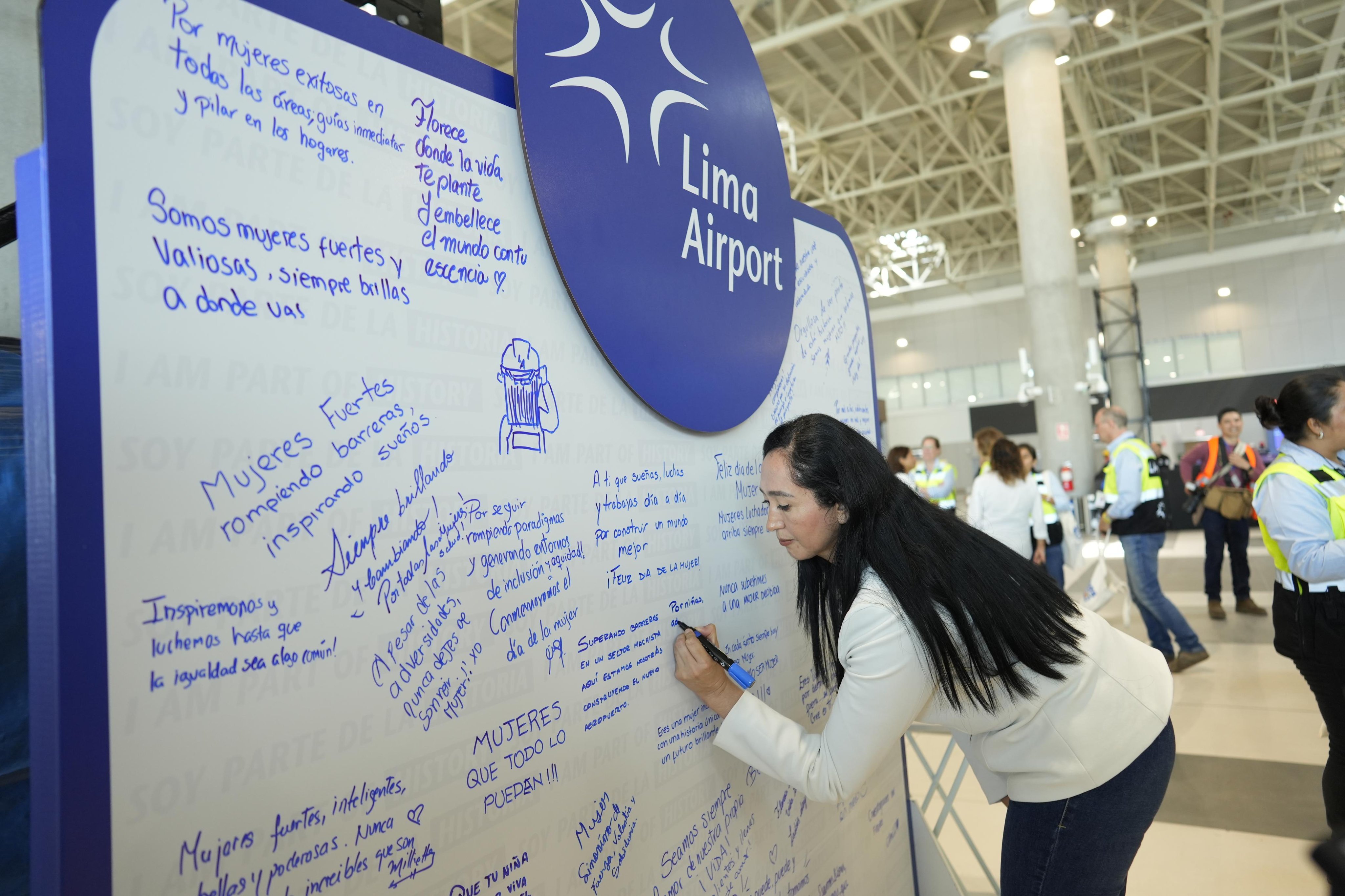 “Mujeres que vuelan alto”: Trabajadoras del nuevo aeropuerto Jorge Chávez son reconocidas por el MIMP