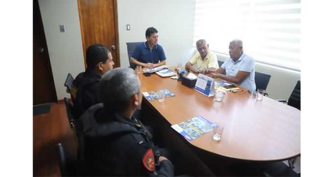 El objetivo fue el de seguir coordinando estrategias para combatir la inseguridad en nuestro distrito.  
A través del trabajo conjunto entre nuestro personal de serenazgo y los Halcones de la PNP, seguimos fortaleciendo las acciones de patrullaje y respuesta rápida para brindar mayor tranquilidad a nuestros vecinos.