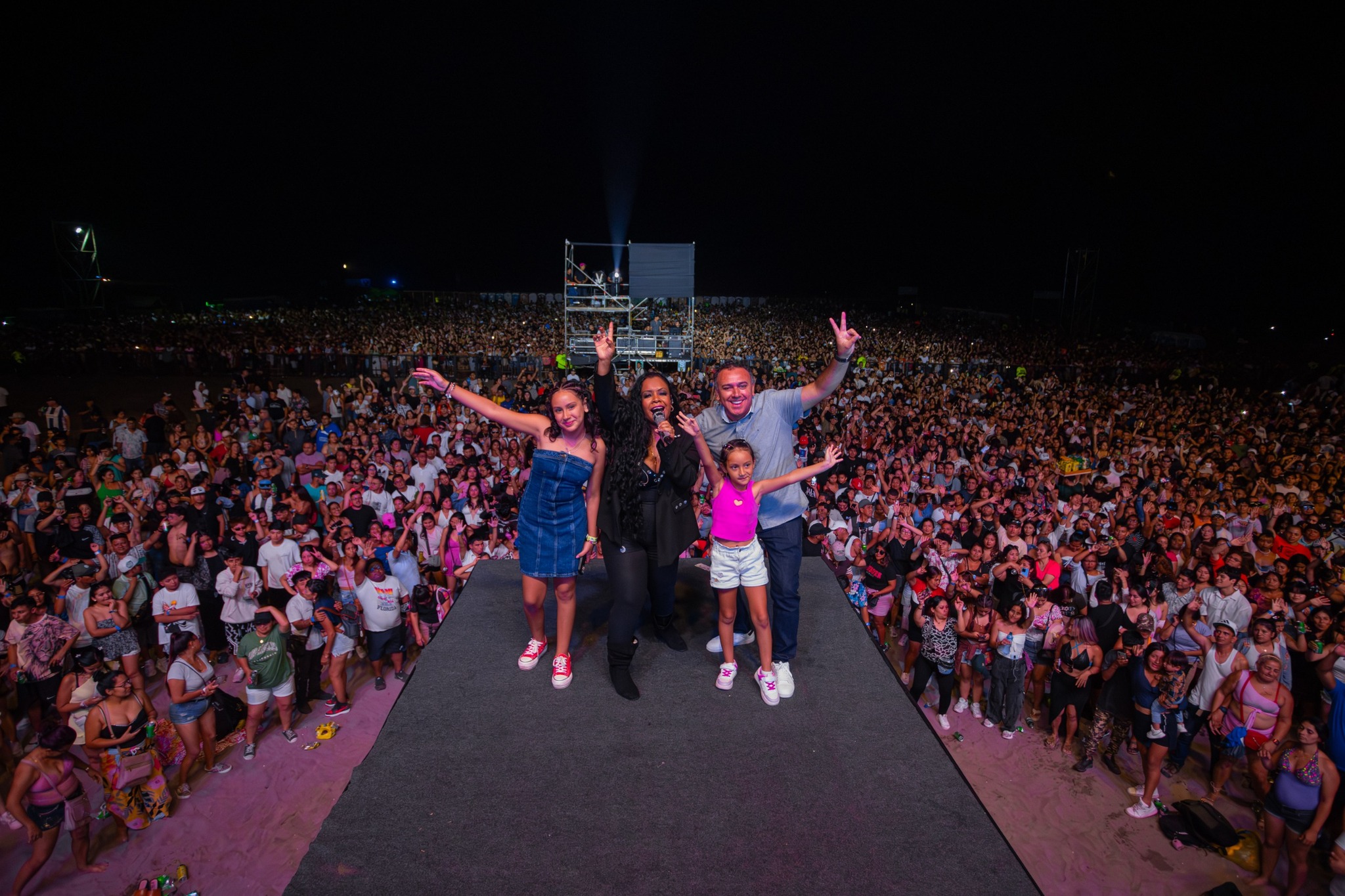 Más de 30 mil personas vibraron en un concierto inolvidable, disfrutando de música y alegría con artistas como Armonía 10, Charlie Aponte, Jossy Love, La Factoría, Son Tentación y Xplosión Karibeña.