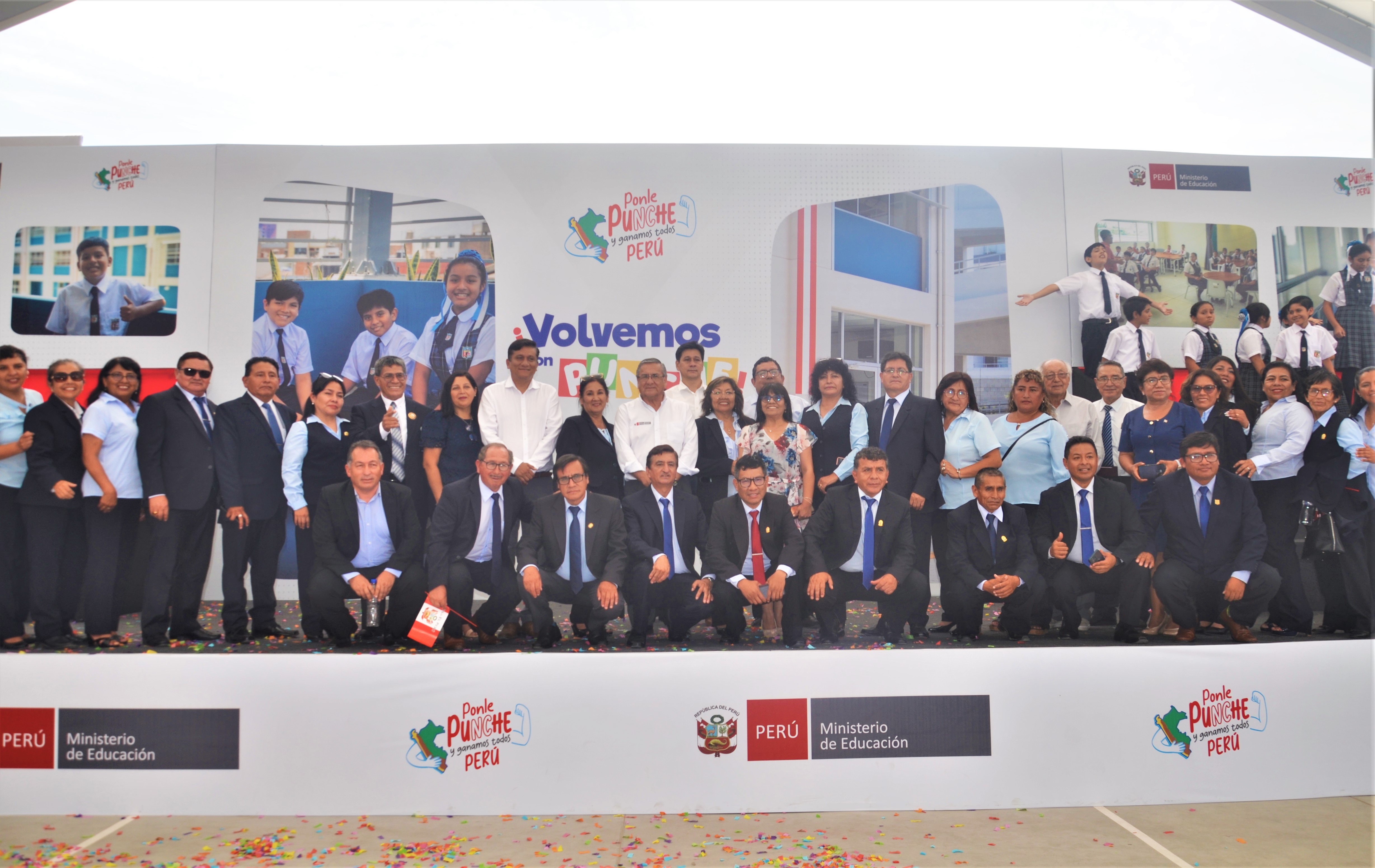 foto general de plana docente de la IE Perú - Japón