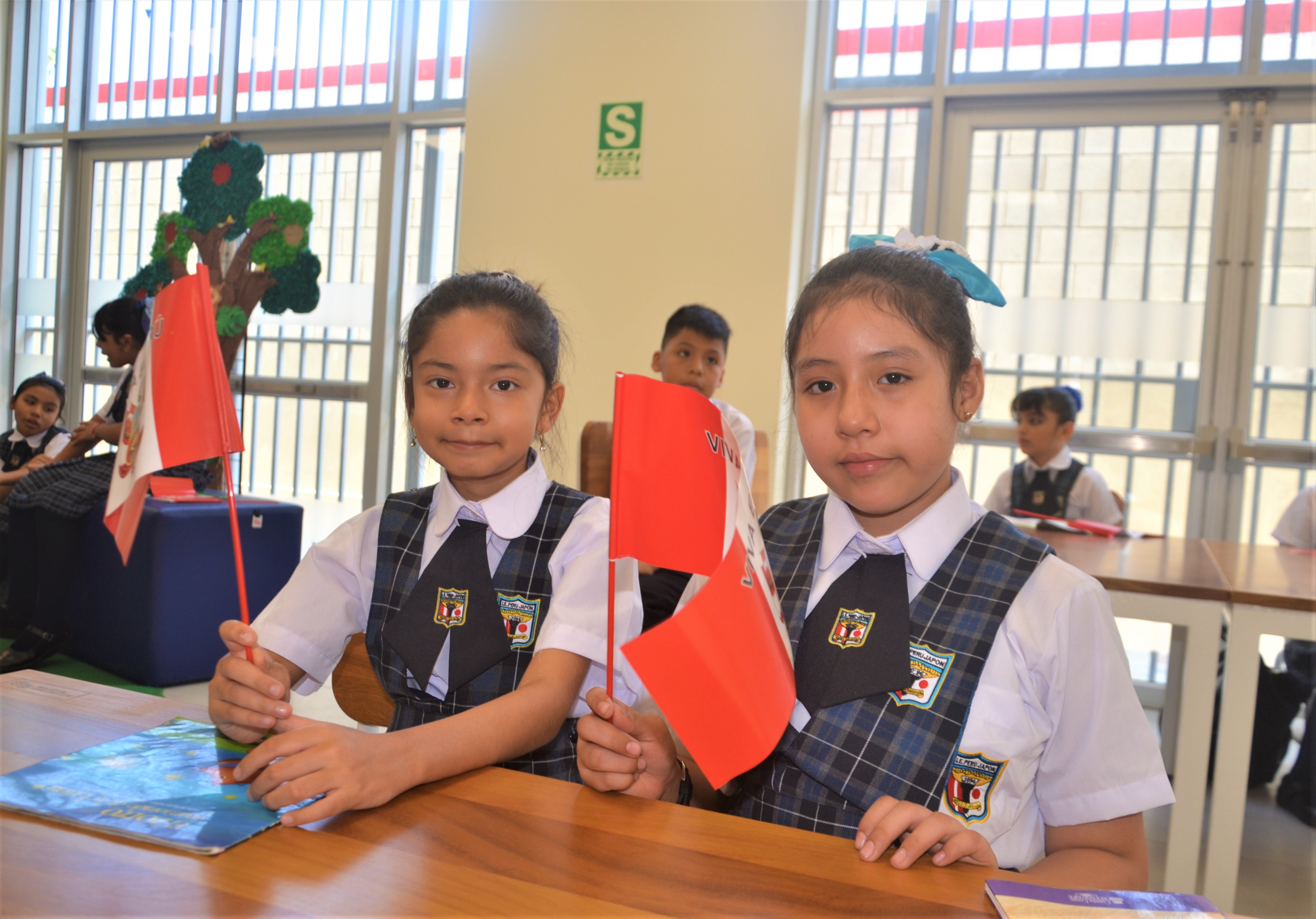 estudiantes en una de sus nuevas aulas