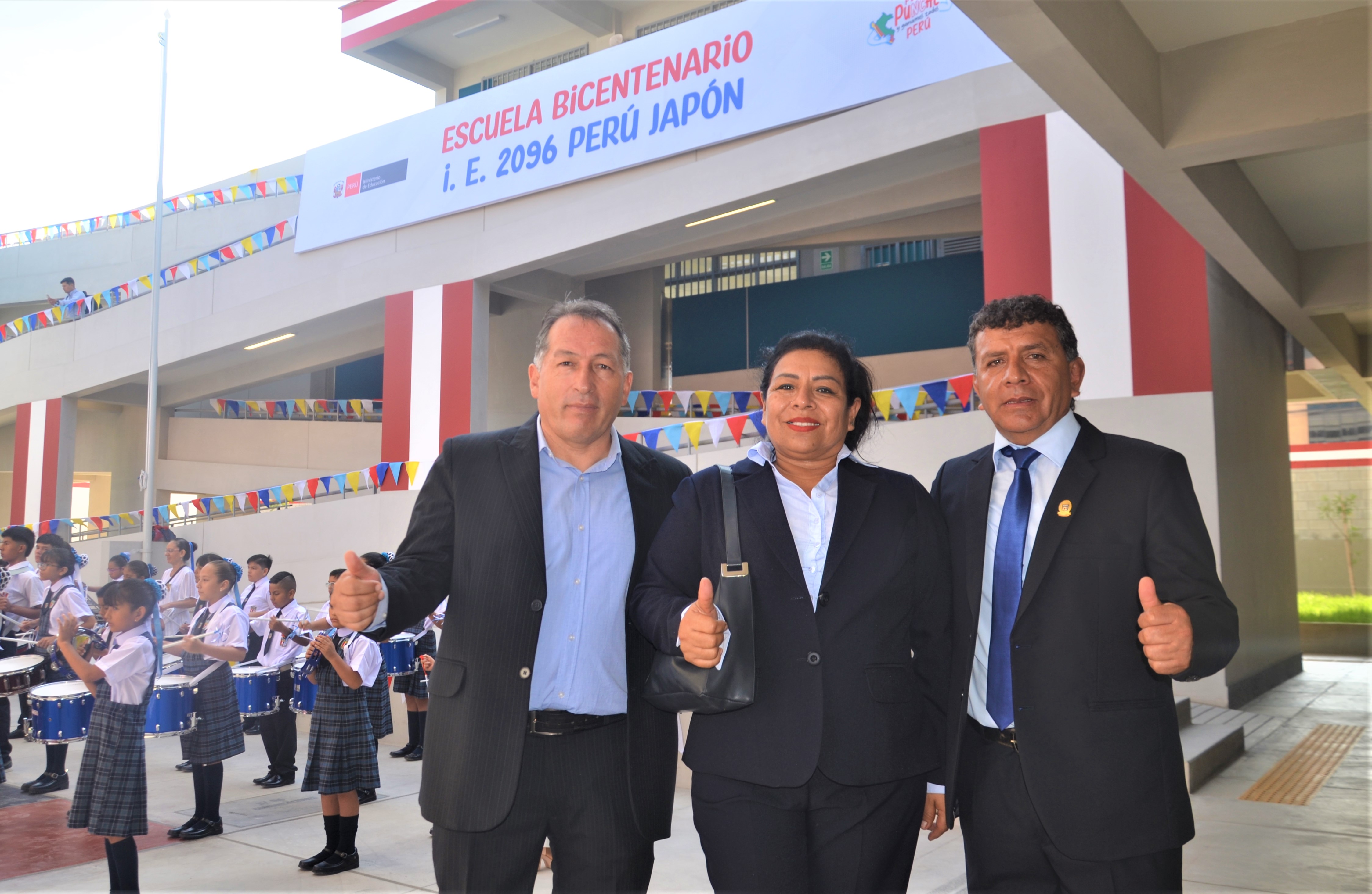 docentes alegres en su nueva institución