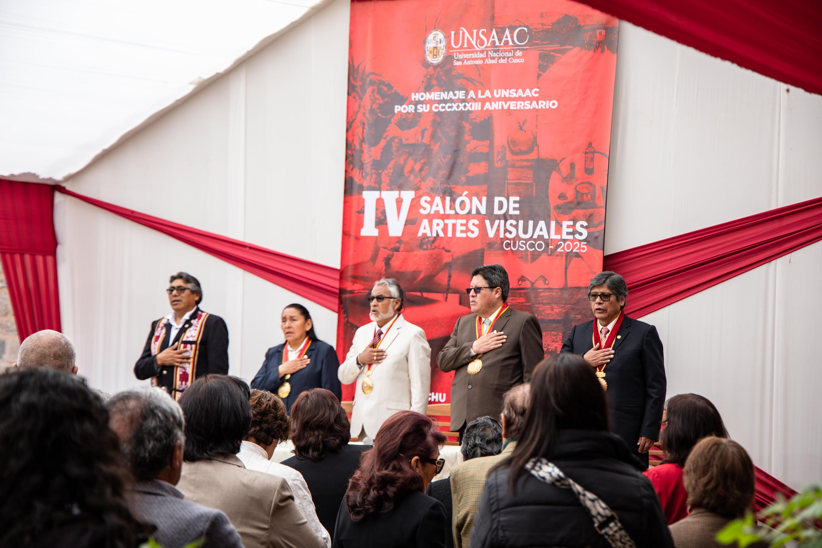 De izquierda a derecha: Lucio Vita Gutierrez (curador), PAulina Taco (vicerrectora académica unsaac), Eleazar Crucinta (rector unsaac), Roberto Acurio (vicerector de investigación unsaac), Víctor Ayma (presidente de la Comisión Organizadora de la UNADQTC)