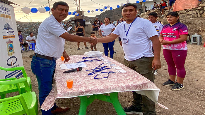 credenciales a los miembros de la Junta Directiva del AA.HH Horacio Zevallos II Etapa en Flor de Amancaes
