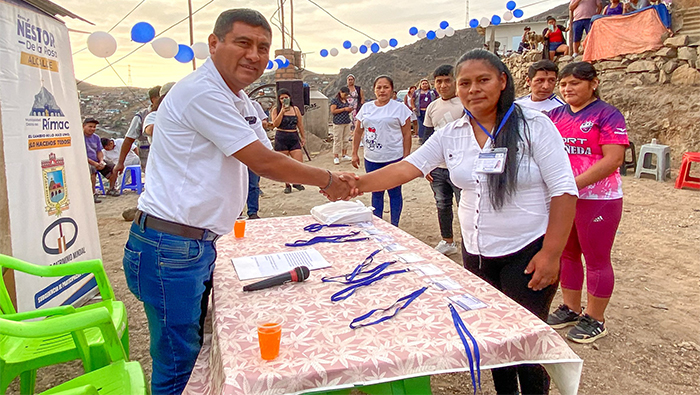 credenciales a los miembros de la Junta Directiva del AA.HH Horacio Zevallos II Etapa en Flor de Amancaes