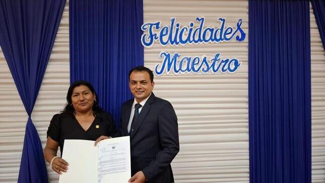 DREP entrega más de 300 resoluciones de nombramiento a docentes