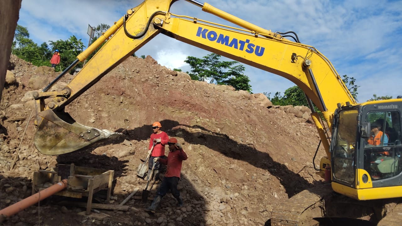 Maquinaria acelera ejecución de obra.